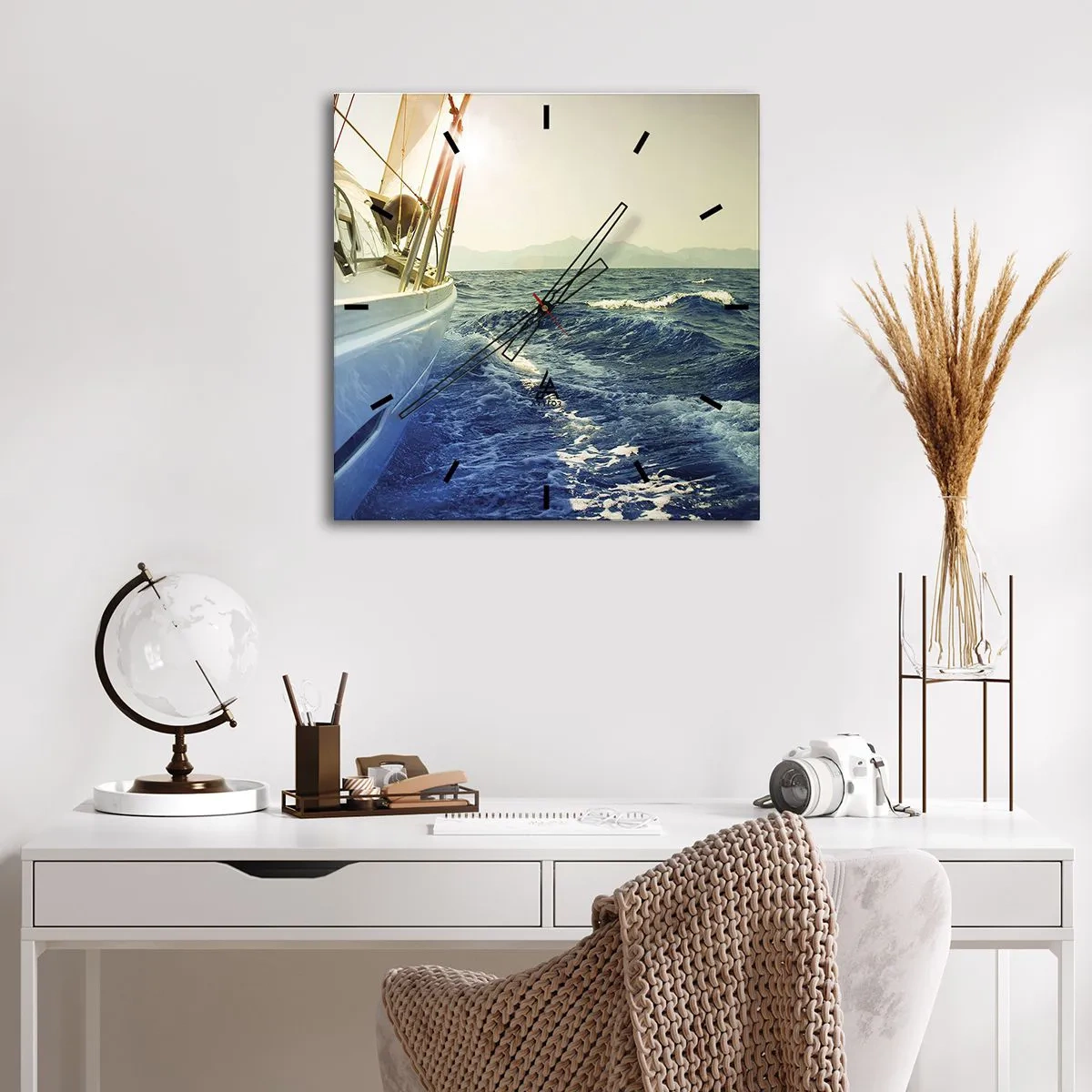 Zegar ścienny - Jacht na otwartym morzu z widokiem na fale - 30x30cm - Po przygodę - Nowoczesna dekoracja ścienna do salonu i sypialni ARTTOR