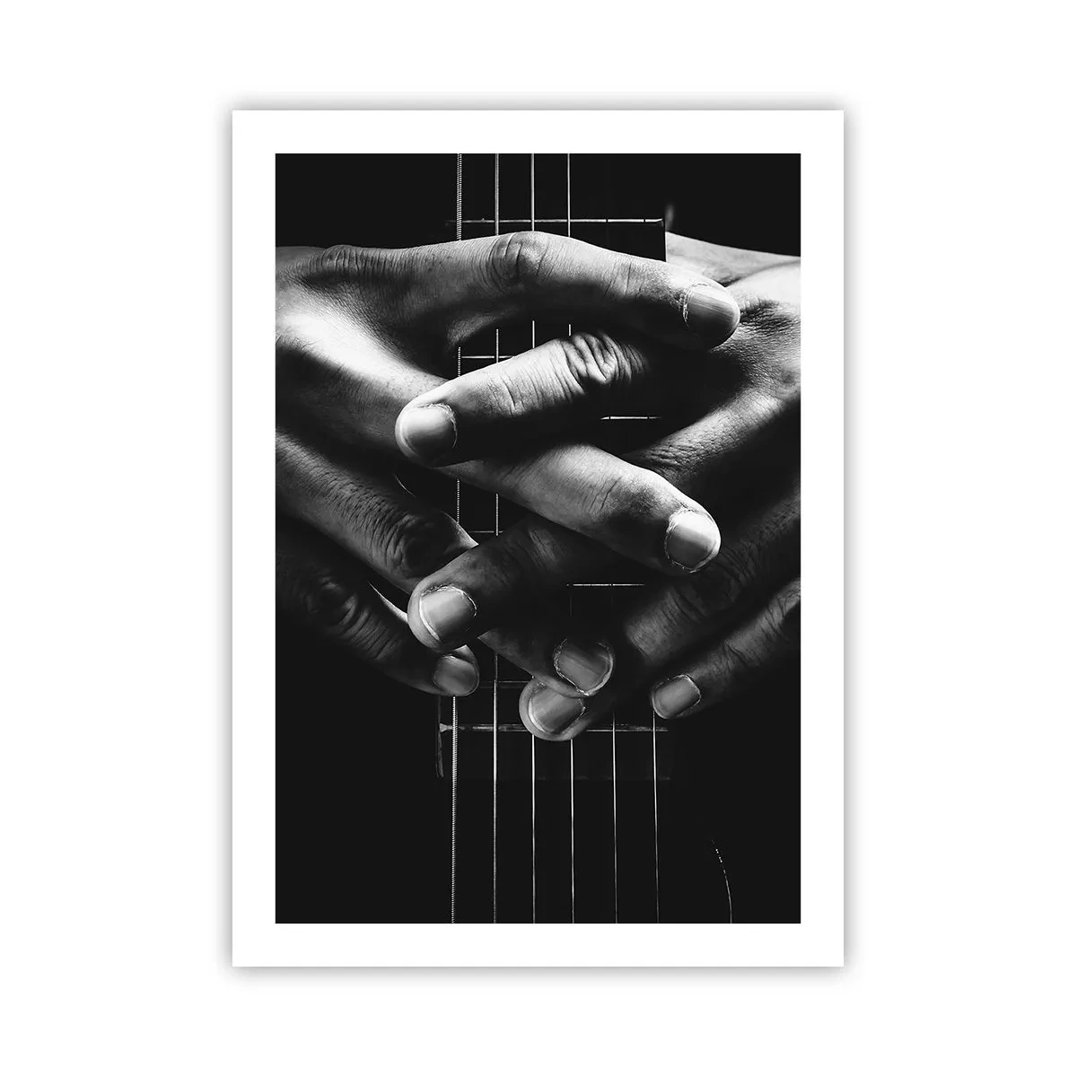 Plakat - Dłonie splecione na strunach gitary w czarno-białej tonacji - 50x70cm - Modlitwa artysty - Nowoczesna dekoracja ścienna do salonu, kuchni i sypialni ARTTOR