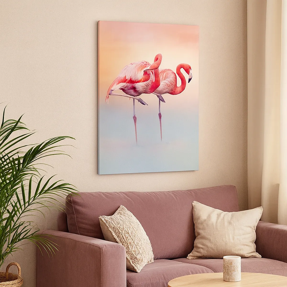 Obraz na płótnie - Dwa flamingi stojące w wodzie na tle pastelowego zachodu słońca - 50x70cm - W kolorze zachodzącego słońca - Nowoczesna dekoracja ścienna do salonu, kuchni i sypialni ARTTOR