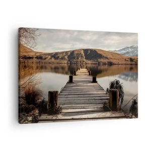 Obraz na płótnie - Drewniany pomost nad jeziorem otoczony malowniczymi wzgórzami - 70x50cm - Pejzaż w ciszy - Nowoczesna dekoracja ścienna do salonu i sypialni ARTTOR