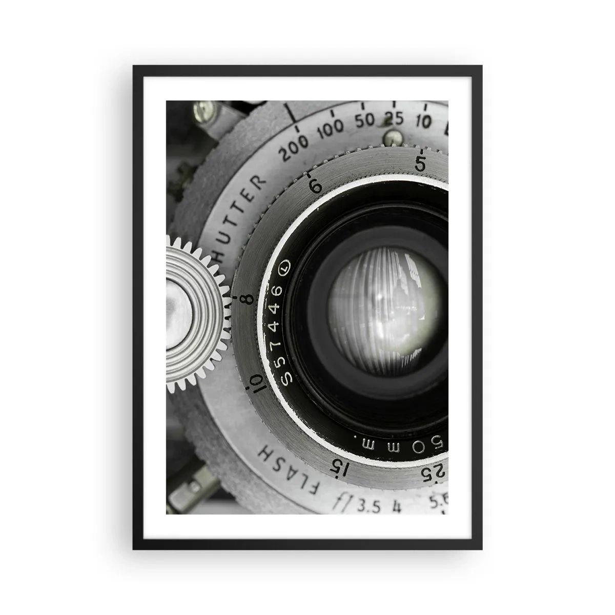 Plakat w czarnej ramie - Zbliżenie na obiektyw aparatu z metalicznymi detalami - 50x70cm - Opowieść o Hollywood - Nowoczesna dekoracja ścienna do salonu i sypialni ARTTOR