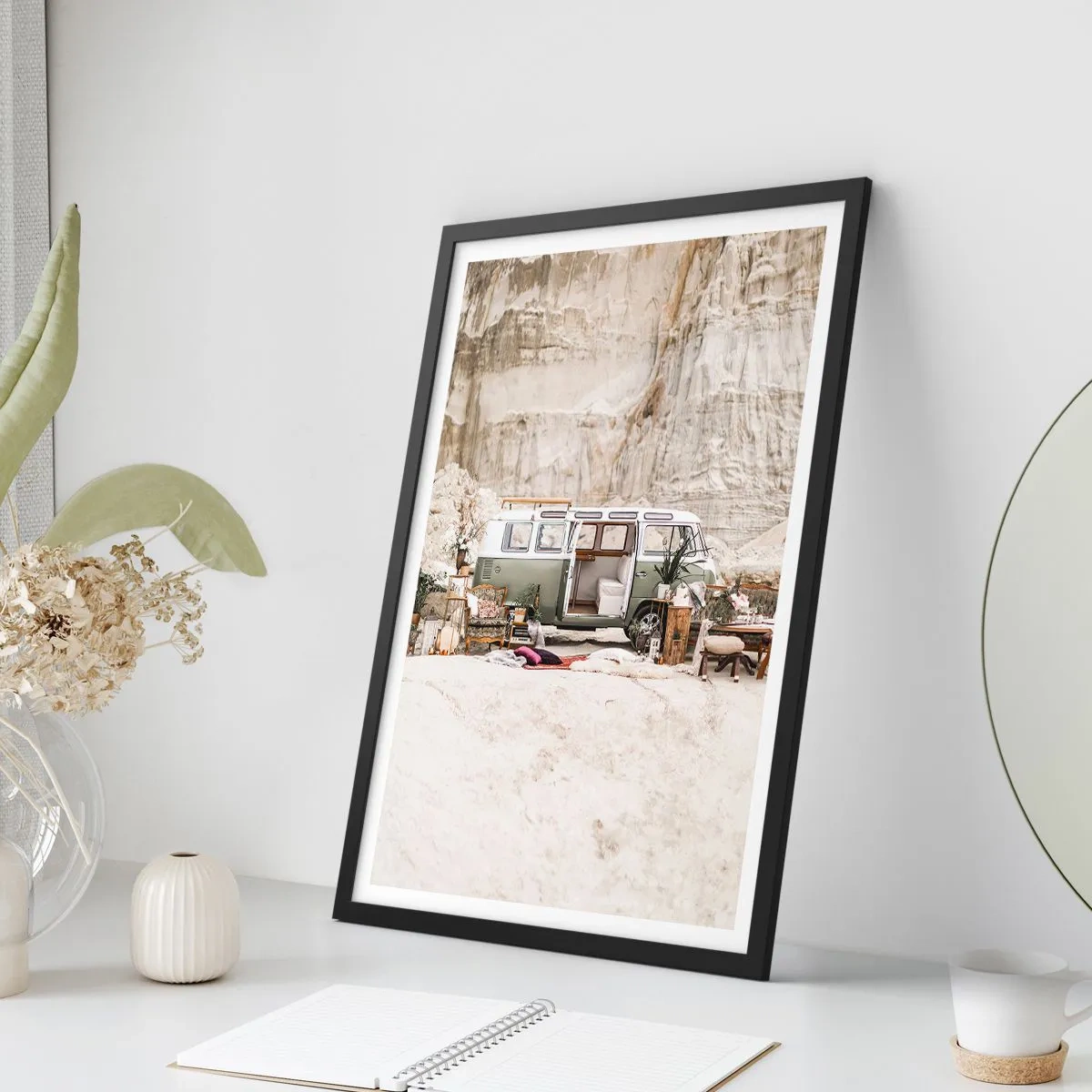 Plakat w czarnej ramie - Kamping z retro vanem w pustynnym otoczeniu z rustykalnymi dodatkami - 50x70cm - Podróż czas zacząć - Nowoczesna dekoracja ścienna do salonu i sypialni ARTTOR