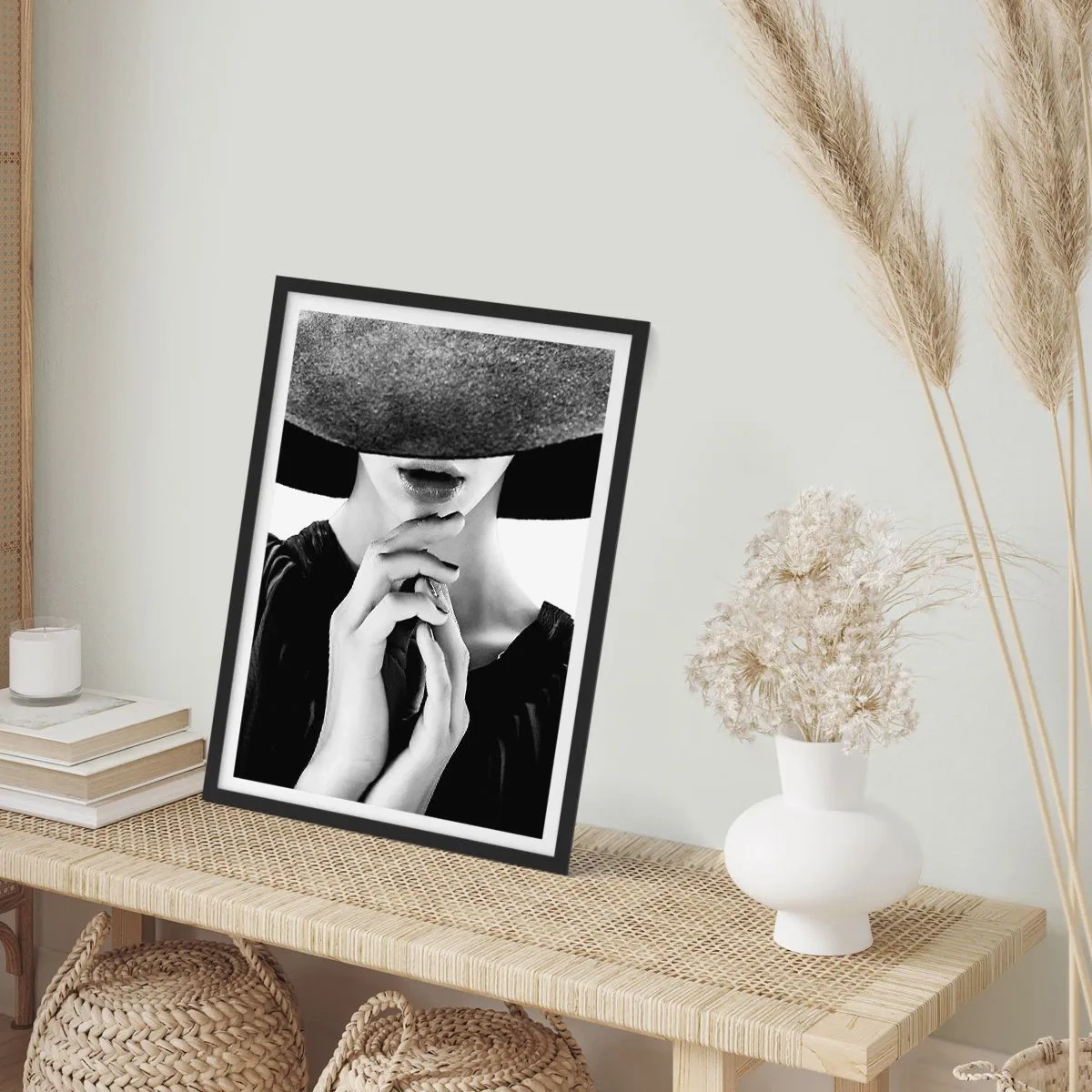 Plakat w czarnej ramie - Czarno-biały portret kobiety w kapeluszu z zasłoniętą twarzą - 50x70cm - Skryte piękno - Nowoczesna dekoracja ścienna do salonu i sypialni ARTTOR