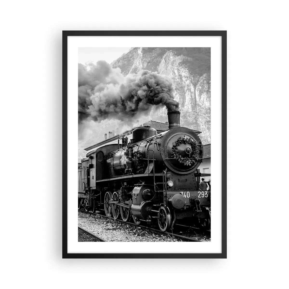 Plakat w czarnej ramie - Parowóz z unoszącą się parą w górzystej scenerii - 50x70cm - Stoi na stacji… - Nowoczesna dekoracja ścienna do salonu i sypialni ARTTOR