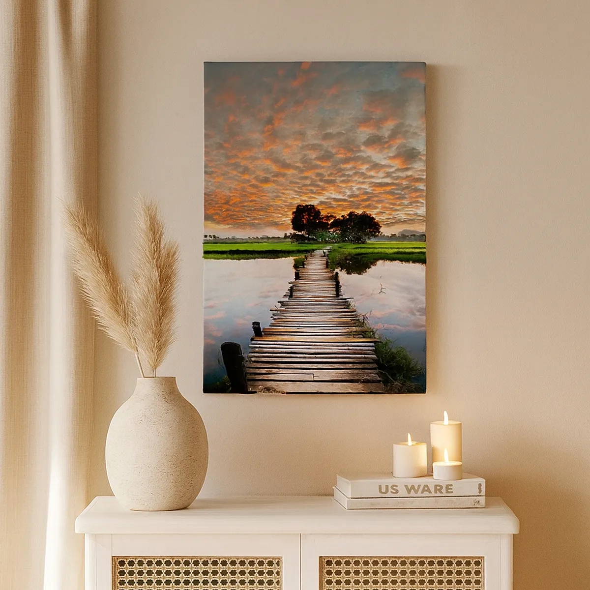 Obraz na płótnie - Drewniany pomost nad wodą prowadzący ku drzewom o zachodzie słońca - 50x70cm - Rozłóż ramiona - oddychaj - Nowoczesna dekoracja ścienna do salonu, kuchni i sypialni ARTTOR