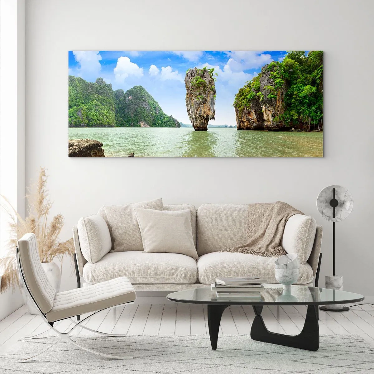 Obraz na szkle - Egzotyczna formacja skalna otoczona wodą i zielenią pod błękitnym niebem - 160x50cm - Skalne dziwy natury - Nowoczesna dekoracja ścienna do salonu i sypialni ARTTOR