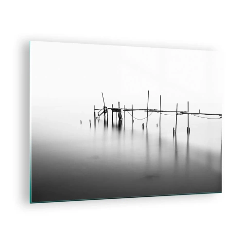 Obraz na szkle - Czarno-biały pomost na spokojnej tafli wody - 70x50cm - A jeśli świata nie ma? - Nowoczesna dekoracja ścienna do salonu i sypialni ARTTOR