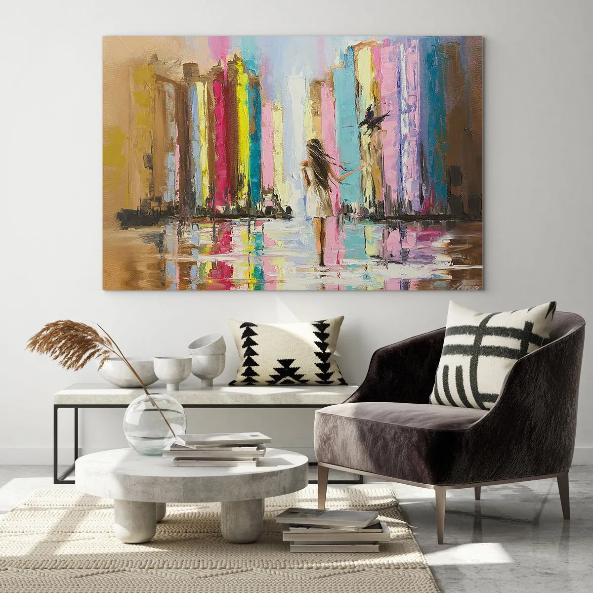 Obraz na szkle - Kobieta na tle kolorowych budynków z ptakiem - 120x80cm - Idż za mną - Nowoczesna dekoracja ścienna do salonu, kuchni i sypialni ARTTOR