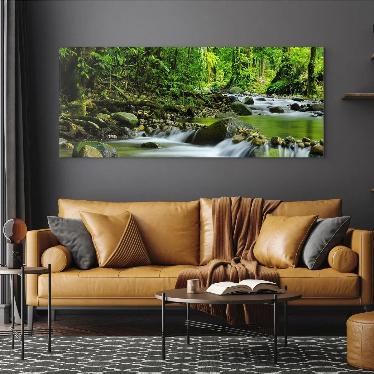 Obraz na szkle - Strumień w lesie tropikalnym z bujną zielenią - 120x50cm - Popłynąć w morzu zieleni - Nowoczesna dekoracja ścienna do salonu i sypialni ARTTOR