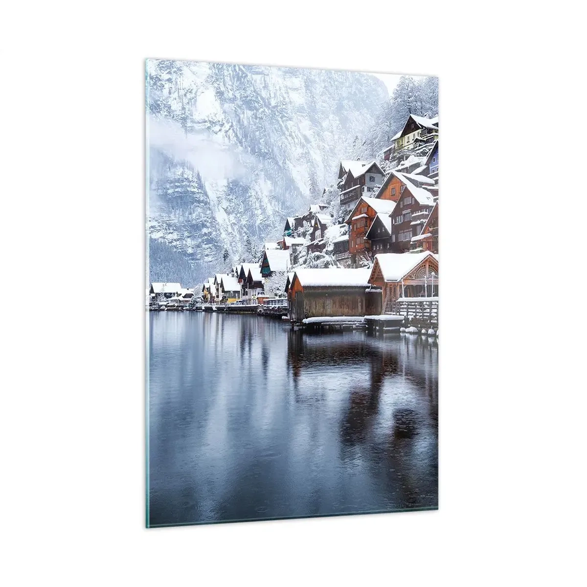 Obraz na szkle - Górska wioska nad jeziorem otulona śniegiem w zimowym pejzażu - 50x70cm - W zimowej dekoracji - Nowoczesna dekoracja ścienna do salonu, kuchni i sypialni ARTTOR