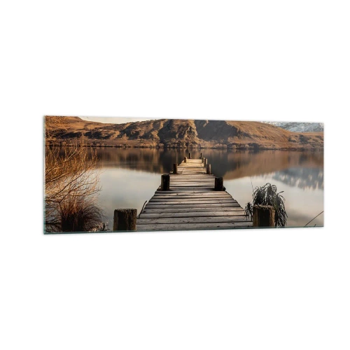 Obraz na szkle - Drewniany pomost nad jeziorem otoczony malowniczymi wzgórzami - 140x50cm - Pejzaż w ciszy - Nowoczesna dekoracja ścienna do salonu i sypialni ARTTOR