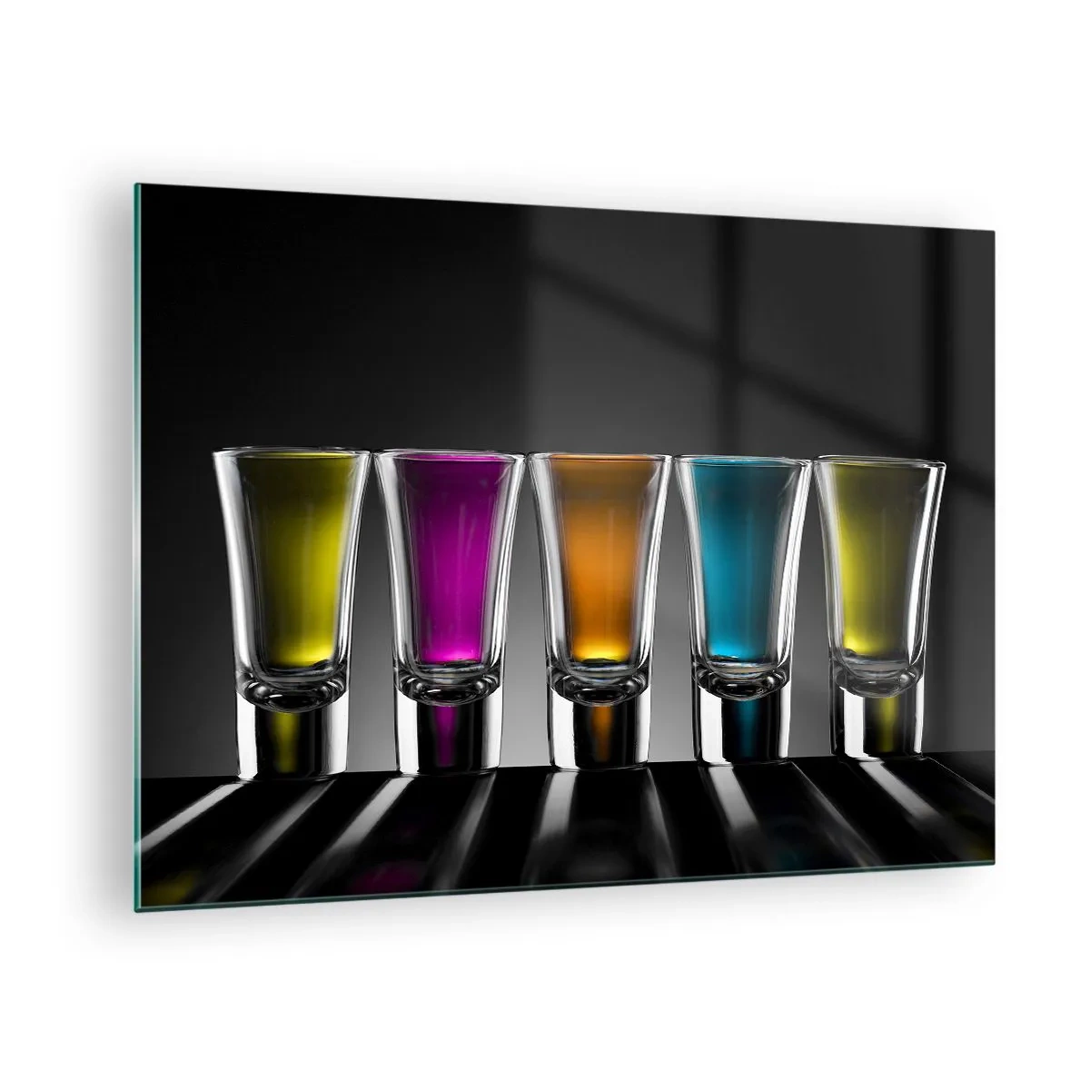 Obraz na szkle - Kolorowe kieliszki na tle czerni w minimalistycznym stylu - 70x50cm - Barwy radości - Nowoczesna dekoracja ścienna do salonu i sypialni ARTTOR