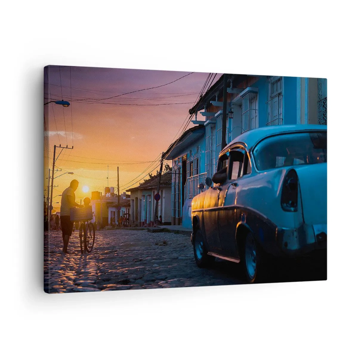 Obraz na płótnie - Retro samochód i rower na ulicy w świetle zachodzącego słońca - 70x50cm - Tutaj zwalnia czas - Nowoczesna dekoracja ścienna do salonu i sypialni ARTTOR