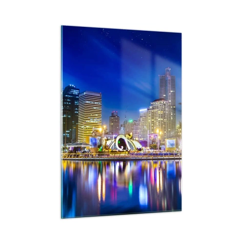 Obraz na szkle - Panorama miasta nocą z odbiciem świateł w wodzie - 50x70cm - Tęczowa noc metropolii - Nowoczesna dekoracja ścienna do salonu, kuchni i sypialni ARTTOR