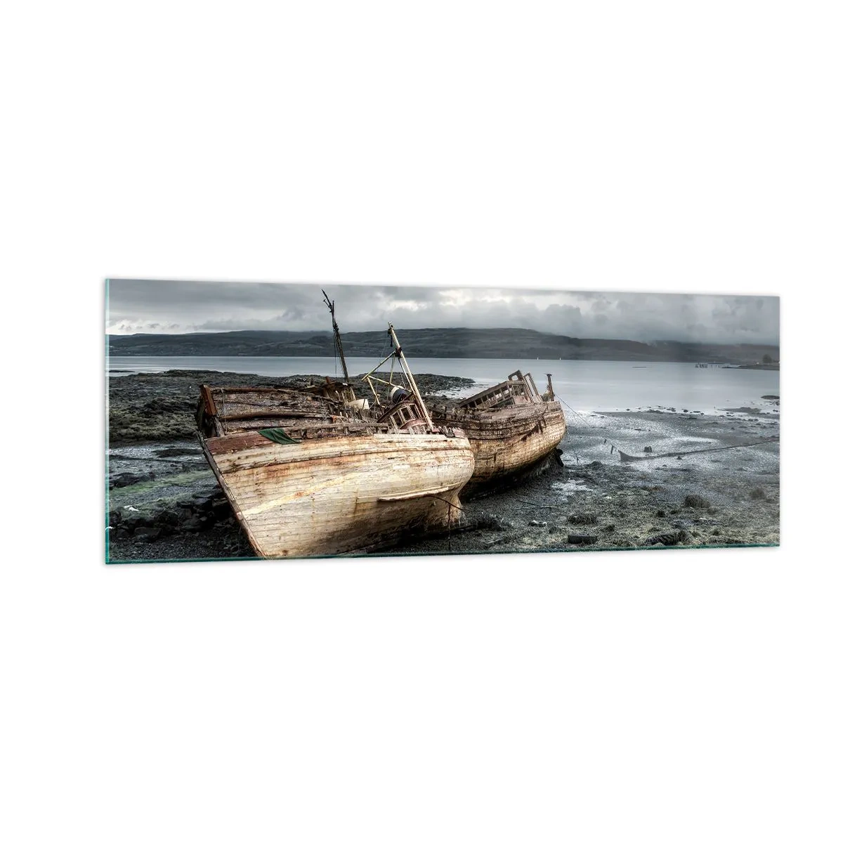 Obraz na szkle - Opuszczone łodzie na brzegu w deszczowej scenerii - 140x50cm - "Na znak spełnionych godnie trudów" - Nowoczesna dekoracja ścienna do salonu i sypialni ARTTOR