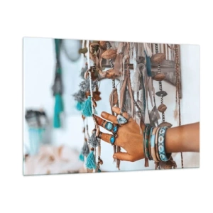 Obraz na szkle - Ręka z biżuterią w stylu boho dotykająca etnicznej dekoracji - 120x80cm - Lokalne skarby - Nowoczesna dekoracja ścienna do salonu, kuchni i sypialni ARTTOR