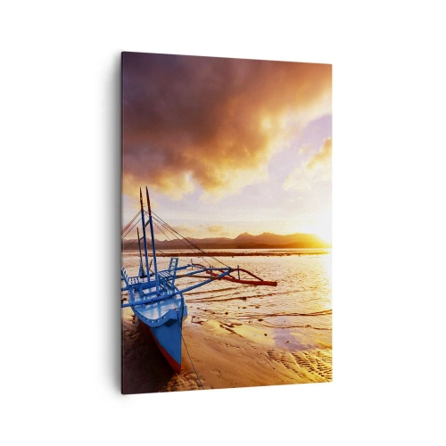 Obraz na płótnie - Niebieska łódź na plaży o zachodzie słońca - 70x100cm - Po całym dniu wyciągnąć się na piasku - Nowoczesna dekoracja ścienna do salonu i sypialni ARTTOR