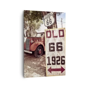 Obraz na płótnie - Retro samochód i znak Route 66 w rustykalnym otoczeniu - 70x100cm - Legenda amerykanskiej prowincji - Nowoczesna dekoracja ścienna do salonu i sypialni ARTTOR