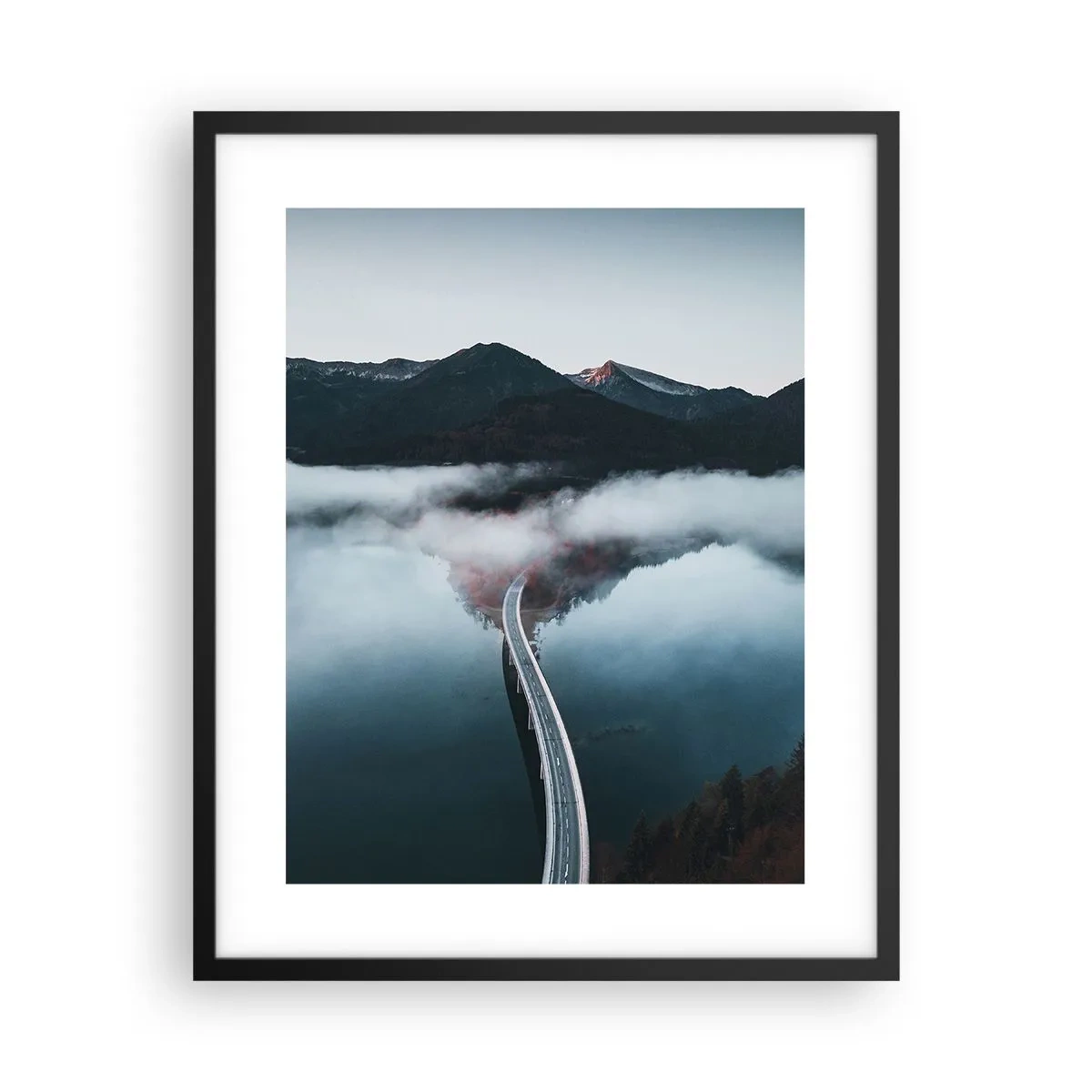 Plakat w czarnej ramie - Nad wodą gładką jak lustro - 40x50 cm