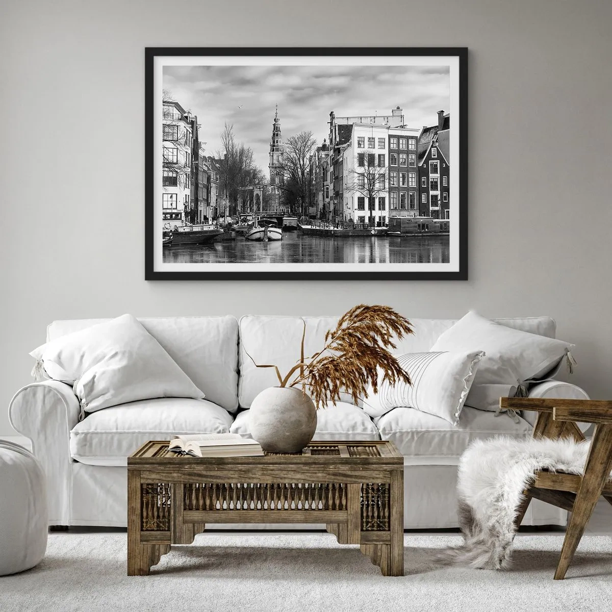 Plakat w czarnej ramie - Czarno-biała panorama Amsterdamu z kanałem i zabytkowymi budynkami - 100x70cm - Amsterdamskie klimaty - Nowoczesna dekoracja ścienna do salonu i sypialni ARTTOR
