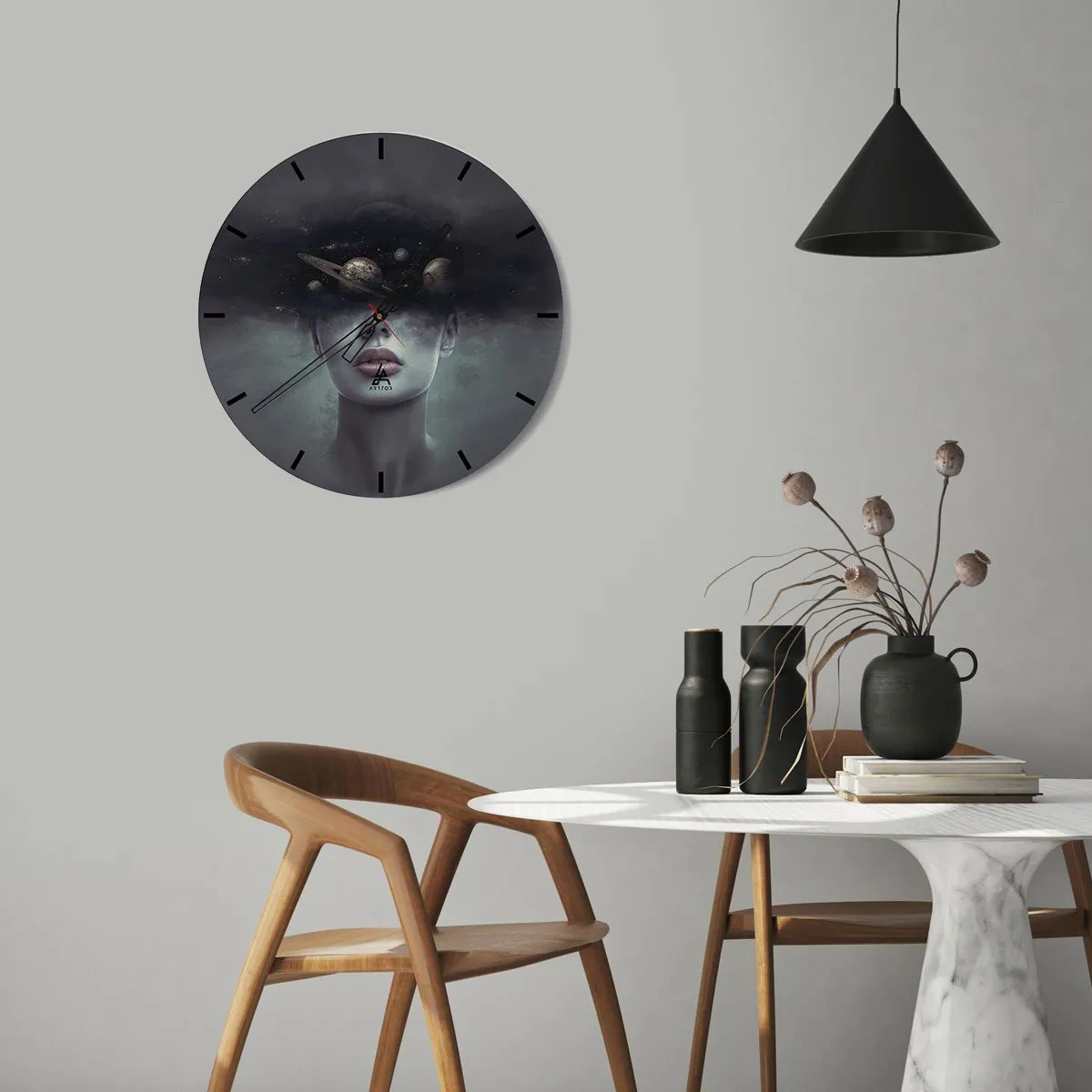 Zegar ścienny - Kosmiczna kompozycja planet w głowie kobiety na ciemnym tle - 30x30cm - A planety szaleją… - Nowoczesna dekoracja ścienna do salonu, kuchni i sypialni ARTTOR