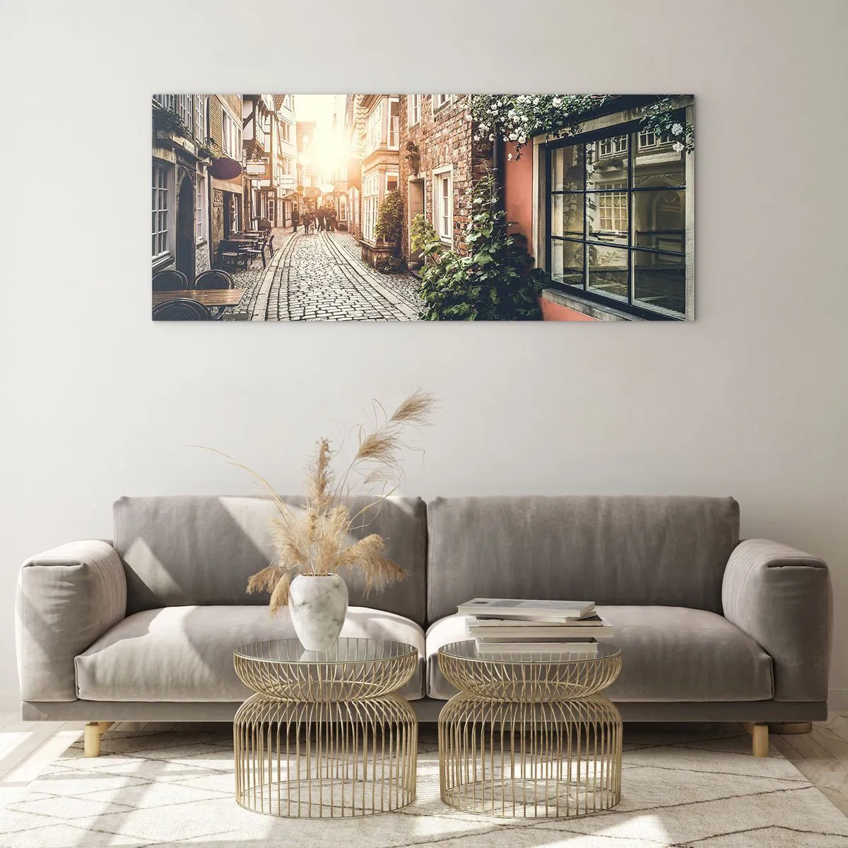 Obraz na szkle - Urokliwa uliczka z kamiennym brukiem i kwiatami - 140x50cm - Różany zaułek w różowym blasku - Nowoczesna dekoracja ścienna do salonu i sypialni ARTTOR