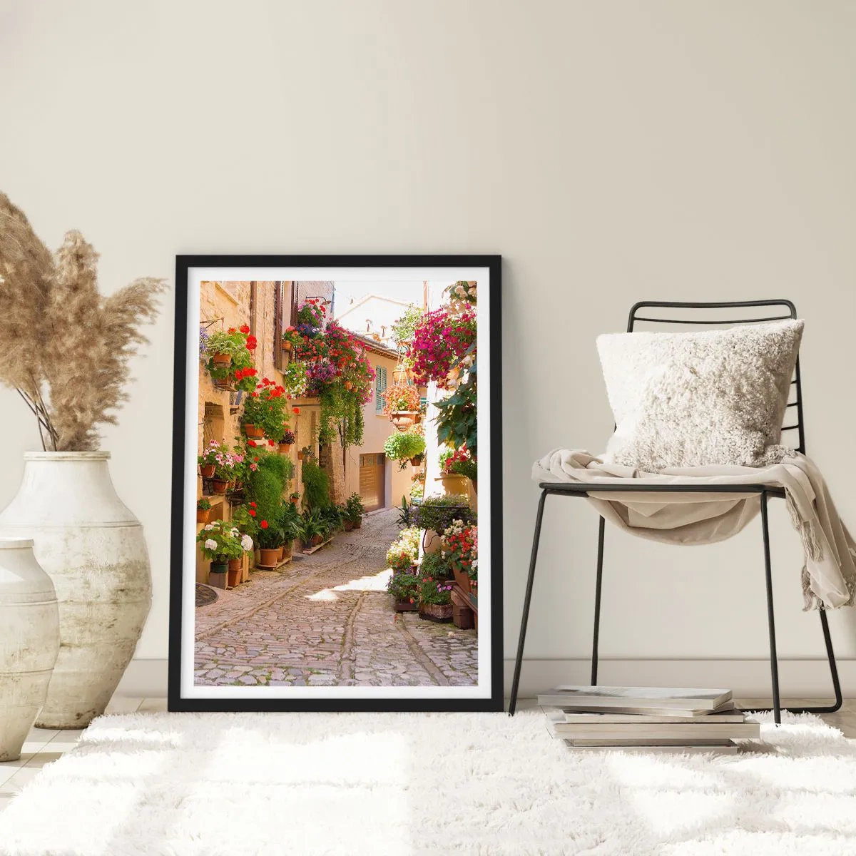 Plakat w czarnej ramie - Kwiecista uliczka z kamiennym brukiem i donicami pełnymi kwiatów - 50x70cm - W kwiatów powodzi - Nowoczesna dekoracja ścienna do salonu i sypialni ARTTOR