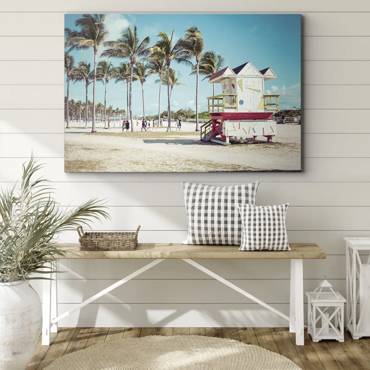 Obraz na płótnie - Plaża z palmami i wieżą ratowniczą w tle - 70x50cm - Przed tobą piękny dzień - Nowoczesna dekoracja ścienna do salonu i sypialni ARTTOR