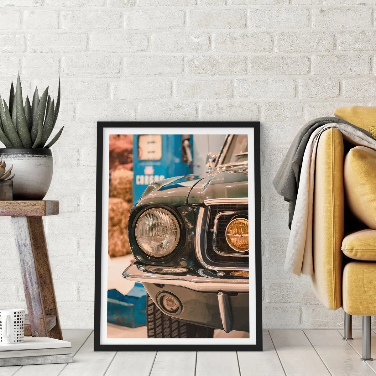 Plakat w czarnej ramie - Zbliżenie na klasyczny reflektor retro samochodu - 50x70cm - Spotkanie z legendą - Nowoczesna dekoracja ścienna do salonu i sypialni ARTTOR