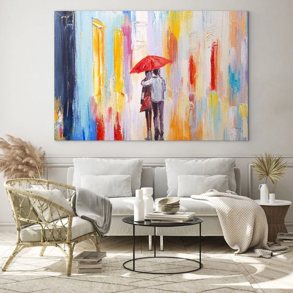 Obraz na szkle - Para trzymająca czerwony parasol w deszczu na tle kolorowej ulicy - 70x50cm - Niech pada dalej - Nowoczesna dekoracja ścienna do salonu i sypialni ARTTOR