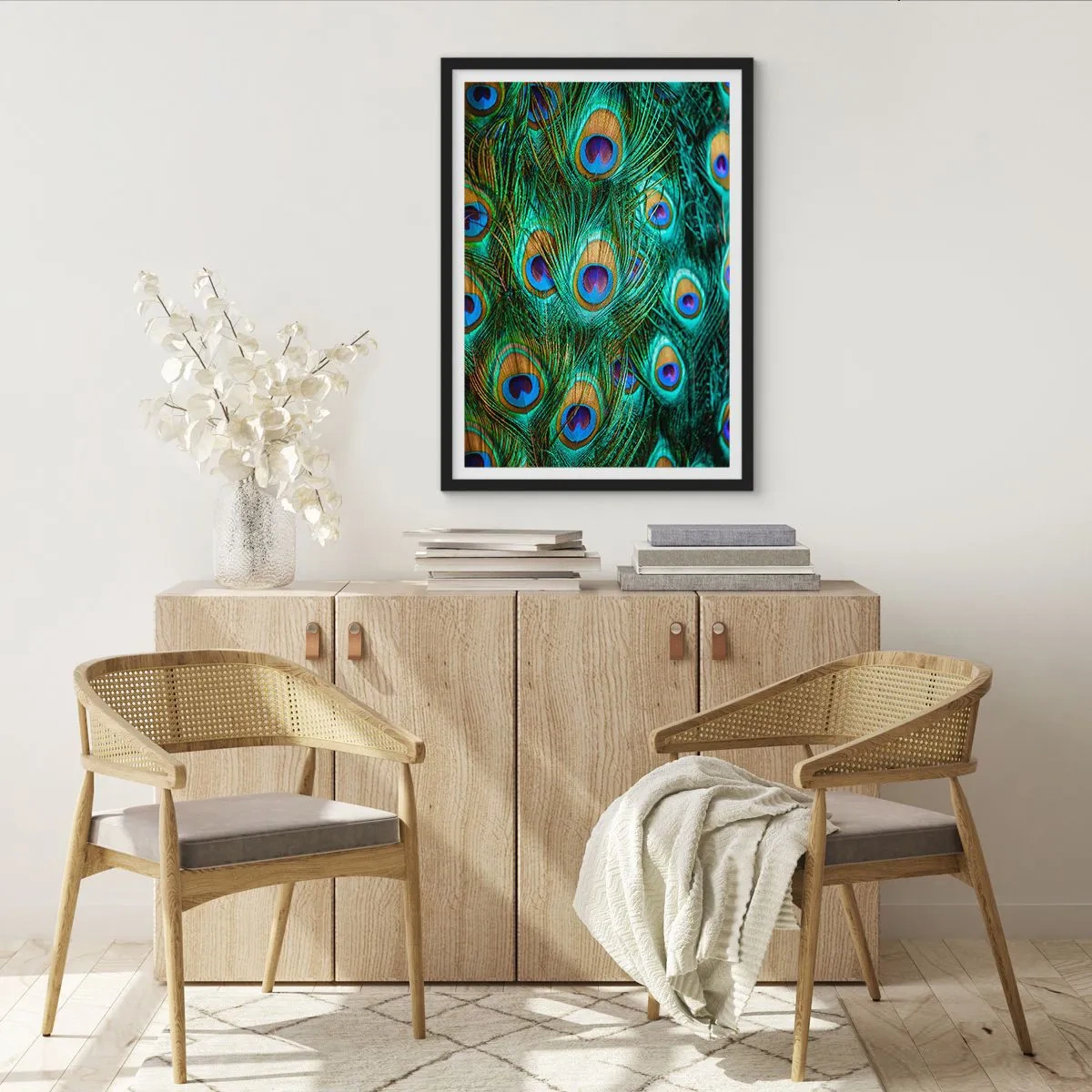 Plakat w czarnej ramie - Pióra pawia w intensywnych barwach - 50x70cm - Pawiookie spojrzenie - Nowoczesna dekoracja ścienna do salonu i sypialni ARTTOR