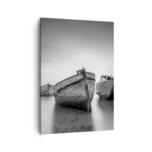 Obraz na płótnie - Opuszczone łodzie na spokojnej wodzie w odcieniach szarości - 50x70cm - Już tylko wspomnienia… - Nowoczesna dekoracja ścienna do salonu, kuchni i sypialni ARTTOR