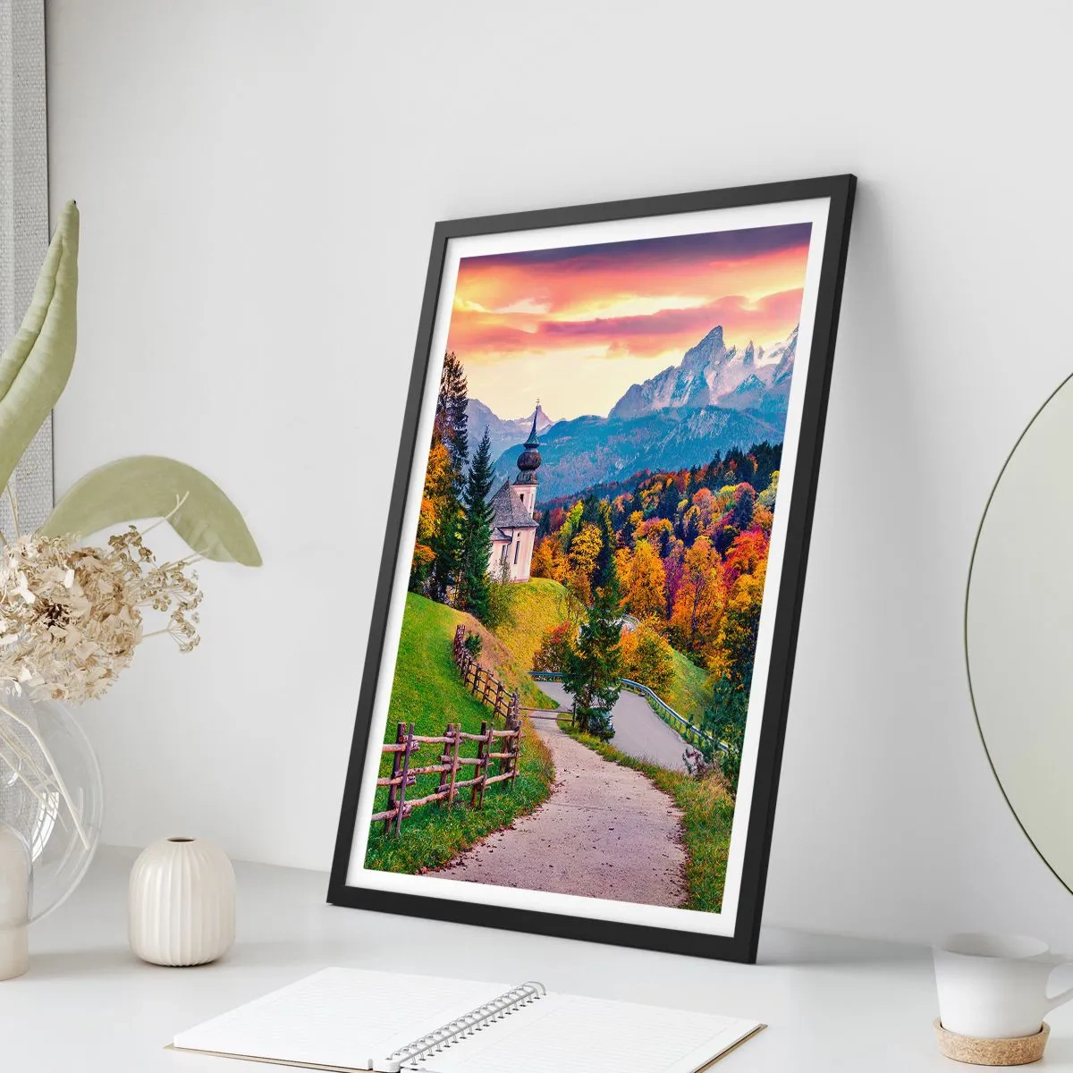 Plakat w czarnej ramie - Górska kaplica wśród jesiennych drzew o zachodzie słońca - 50x70cm - Pejzaż jak malowanie - Nowoczesna dekoracja ścienna do salonu i sypialni ARTTOR