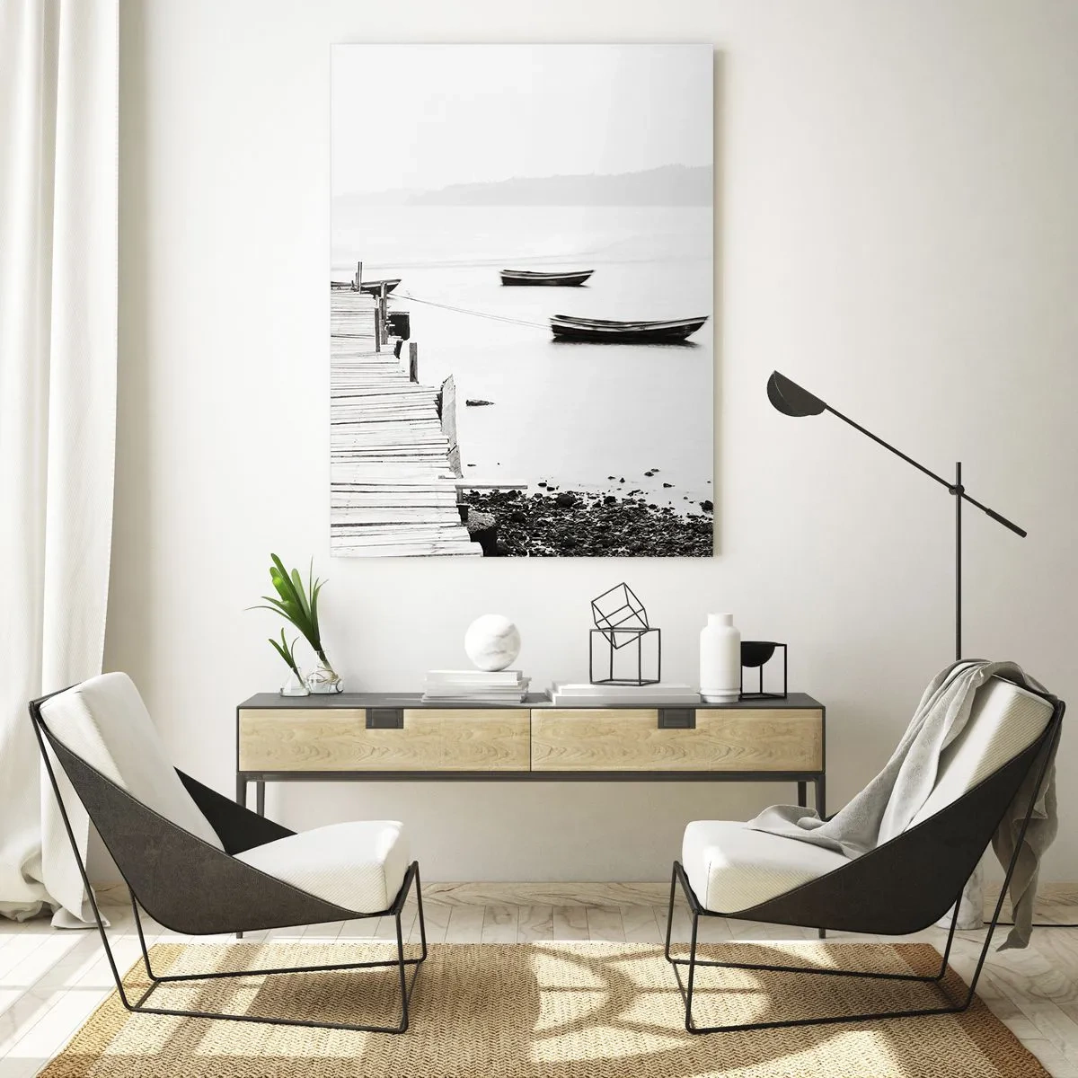 Obraz na szkle - Czarno-biały widok drewnianego pomostu nad jeziorem - 50x70cm - Nad wodą cichą i czystą - Nowoczesna dekoracja ścienna do salonu, kuchni i sypialni ARTTOR