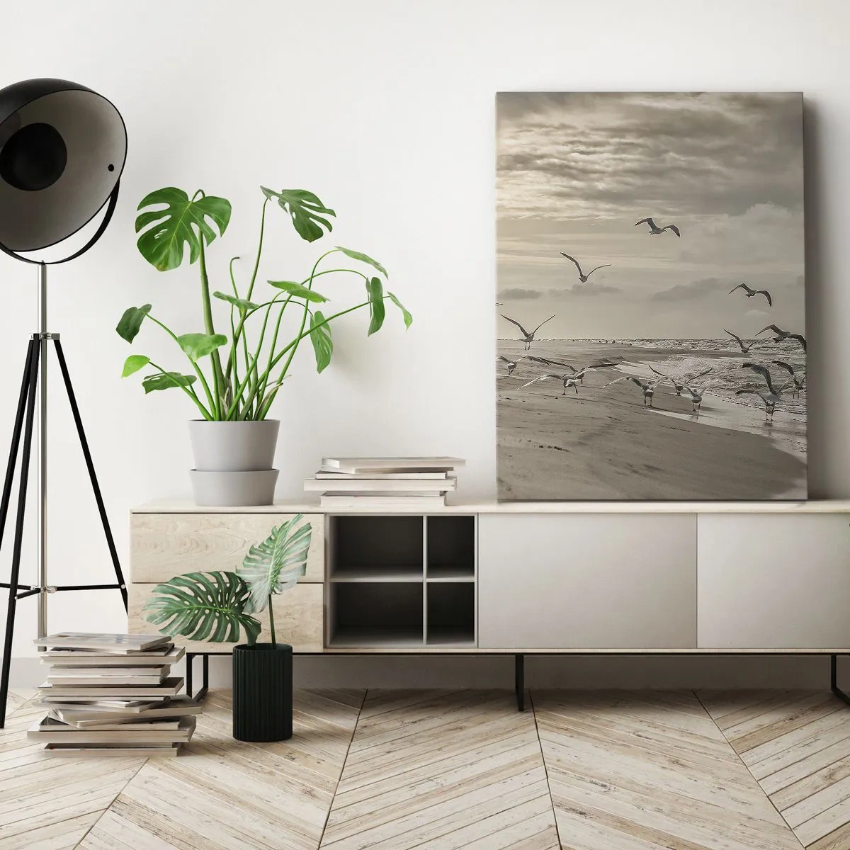 Obraz na płótnie - Mewy na plaży podczas lotu nad brzegiem morza - 50x70cm - Morza szum, ptaków śpiew - Nowoczesna dekoracja ścienna do salonu, kuchni i sypialni ARTTOR