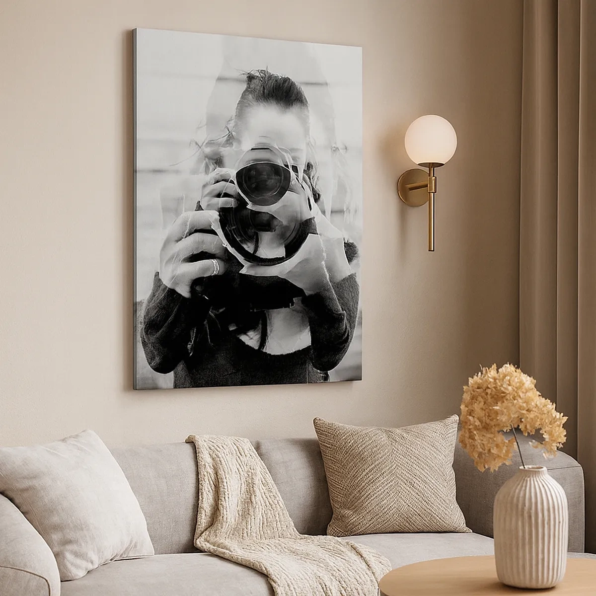 Obraz na płótnie - Kobieta z aparatem w artystycznej, podwójnej ekspozycji - 50x70cm - Twórca i tworzywo - Nowoczesna dekoracja ścienna do salonu, kuchni i sypialni ARTTOR