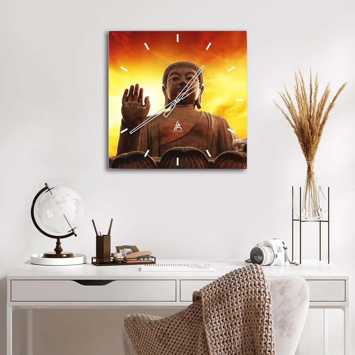 Zegar ścienny - Posąg Buddy na tle złotego nieba o zachodzie słońca - 30x30cm - Spokój świata - Nowoczesna dekoracja ścienna do salonu i sypialni ARTTOR