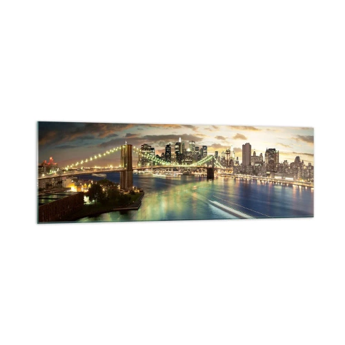 Obraz na szkle - Podświetlony most na tle miasta z odbiciami świateł w wodzie - 160x50cm - Rozświetlony wieczór nad Manhatanem - Nowoczesna dekoracja ścienna do salonu i sypialni ARTTOR