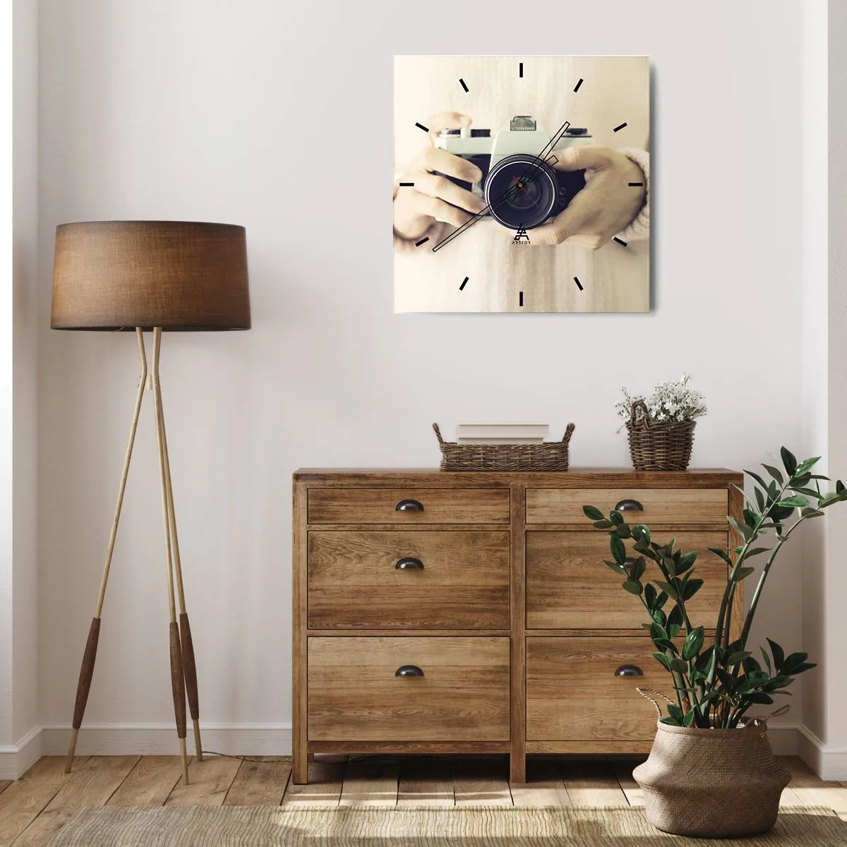 Zegar ścienny - Retro aparat fotograficzny trzymany w dłoniach na jasnym tle - 30x30cm - By widzieć więcej… - Nowoczesna dekoracja ścienna do salonu i sypialni ARTTOR