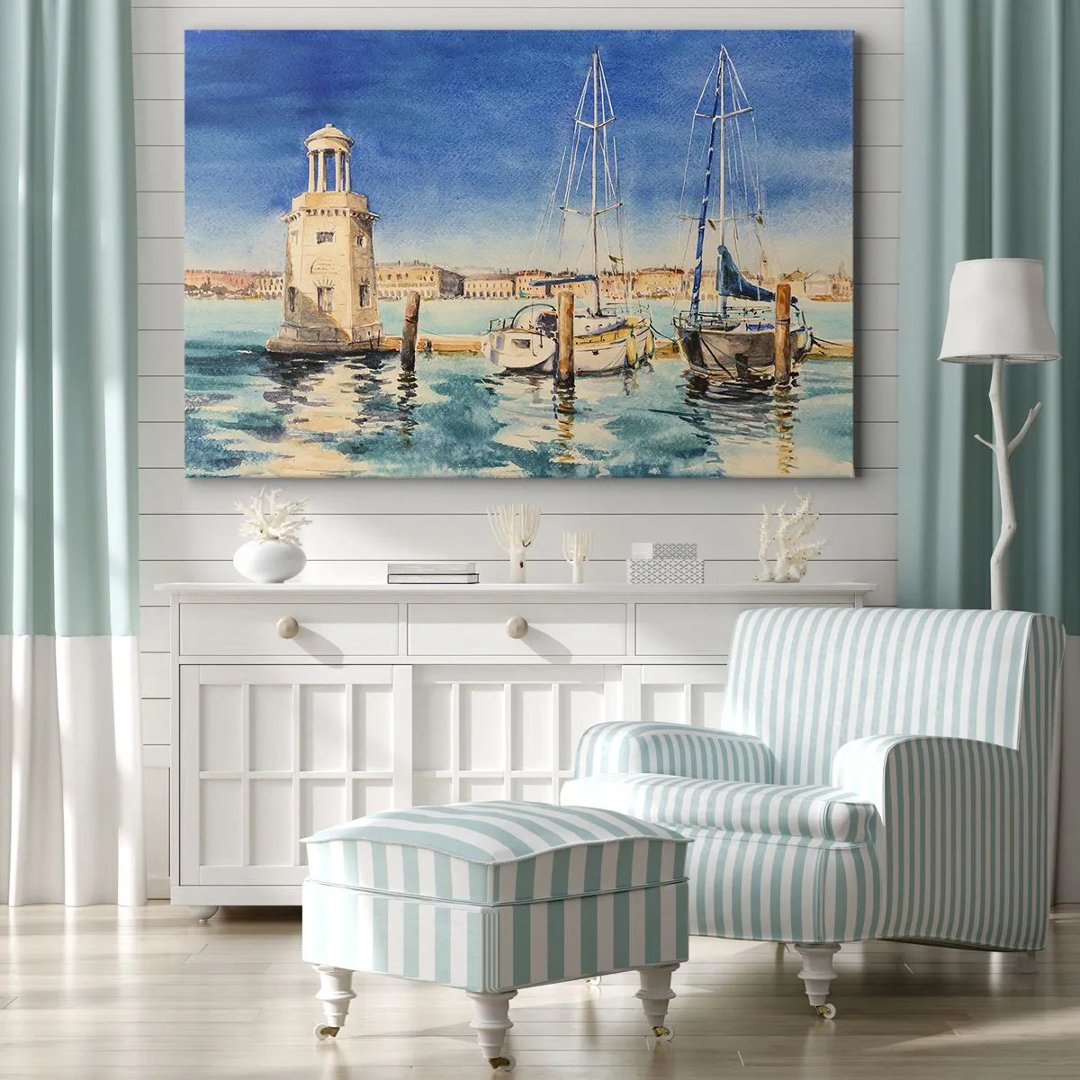 Obraz na płótnie - Marina z łodziami na tle błękitnej laguny - 70x50cm - Słoneczna laguna - Nowoczesna dekoracja ścienna do salonu i sypialni ARTTOR