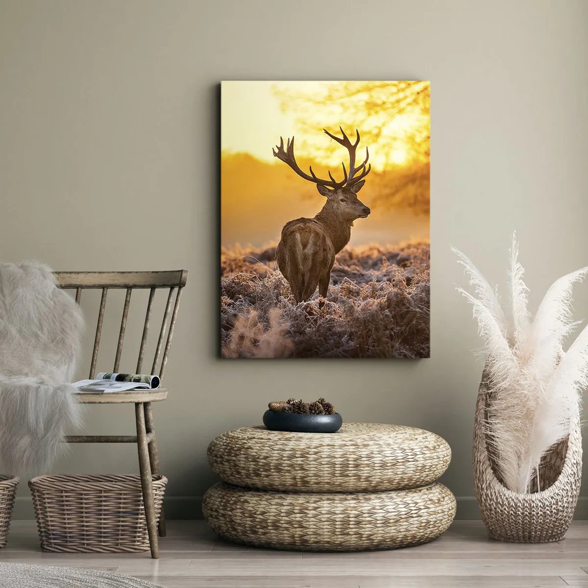 Obraz na płótnie - Jeleń na tle jesiennego lasu oświetlonego złotym słońcem - 70x100cm - Król jesiennego lasu - Nowoczesna dekoracja ścienna do salonu i sypialni ARTTOR