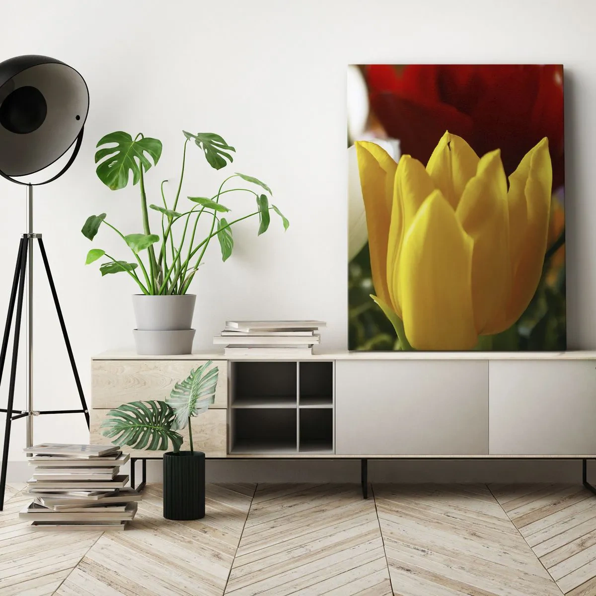 Obraz na płótnie - Żółty tulipan na tle czerwonych i białych kwiatów - 50x70cm - Tulipanowa gorączka - Nowoczesna dekoracja ścienna do salonu, kuchni i sypialni ARTTOR