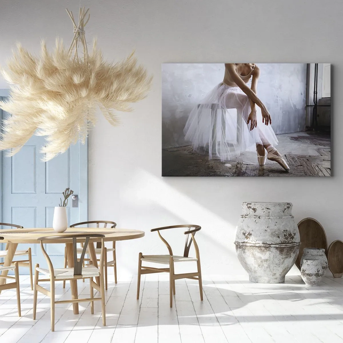 Obraz na płótnie - Baletnica w delikatnej pozie na tle industrialnym - 100x70cm - Zanim zabłysną światła rampy - Nowoczesna dekoracja ścienna do salonu, kuchni i sypialni ARTTOR