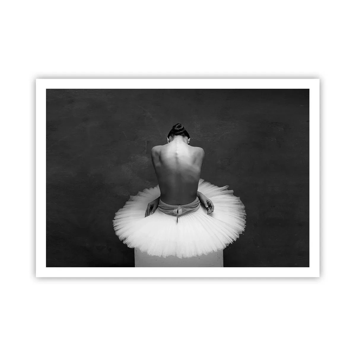 Plakat - Tancerka baletowa w klasycznej pozie na tle ciemnego tła - 100x70cm - Właśnie rozkwita - Nowoczesna dekoracja ścienna do salonu i sypialni ARTTOR