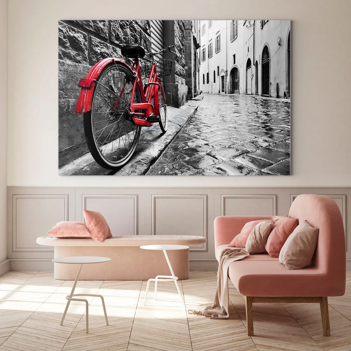 Obraz na szkle - Czerwony rower na brukowanej ulicy w monochromatycznym tle - 70x50cm - Prawdziwe piękno się nie starzeje - Nowoczesna dekoracja ścienna do salonu i sypialni ARTTOR