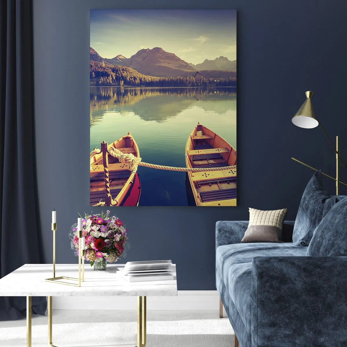 Obraz na szkle - Drewniane łodzie na spokojnym jeziorze otoczonym górami - 50x70cm - Żyć według jej praw - Nowoczesna dekoracja ścienna do salonu, kuchni i sypialni ARTTOR