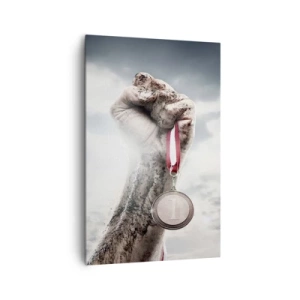 Obraz na płótnie - Ręka uniesiona w górę z medalem na tle pochmurnego nieba - 80x120cm - Per aspera ad astra - Nowoczesna dekoracja ścienna do salonu i sypialni ARTTOR