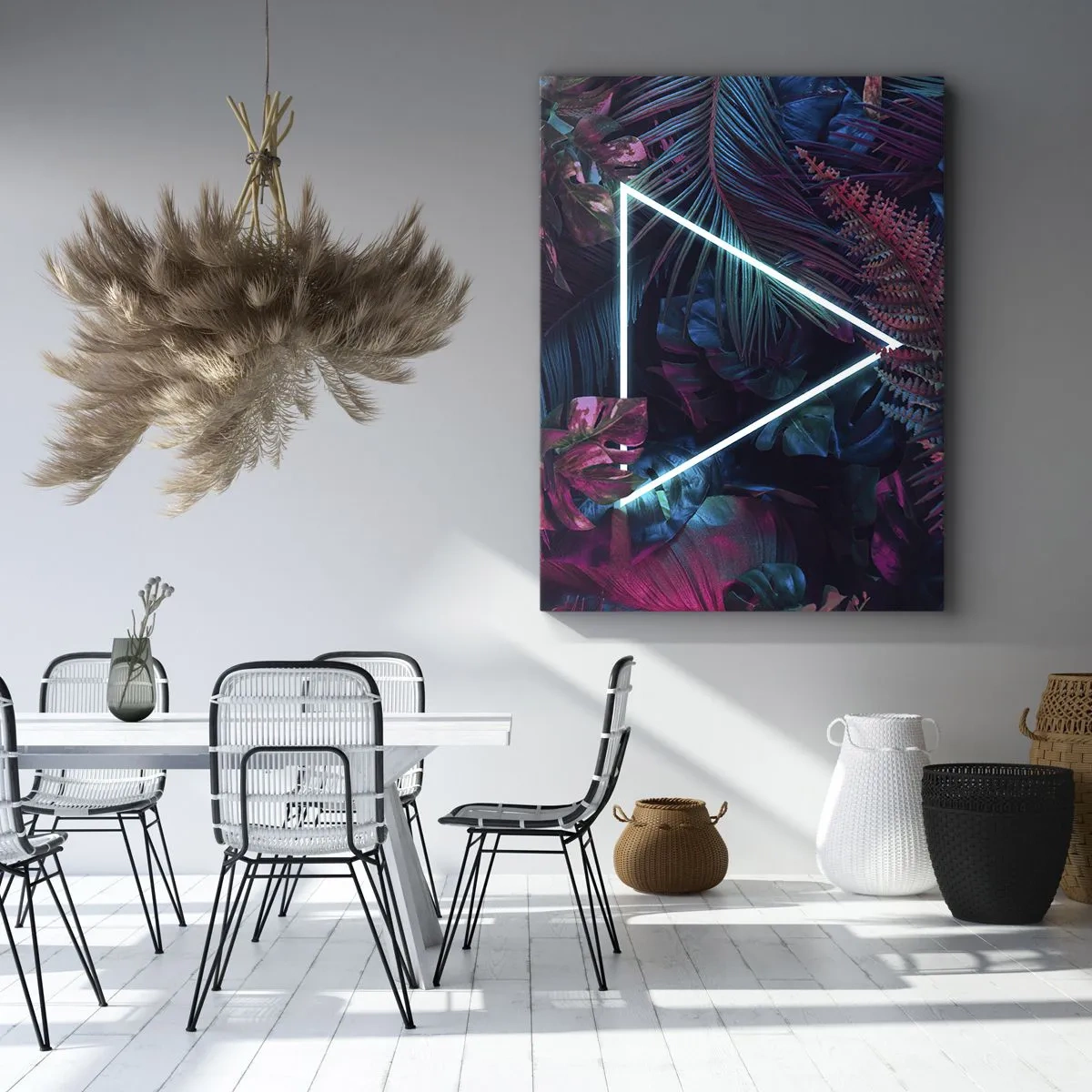 Obraz na płótnie - Neonowy trójkąt w otoczeniu tropikalnych liści w ciemnych barwach - 70x100cm - Ogród w stylu disco - Nowoczesna dekoracja ścienna do salonu i sypialni ARTTOR