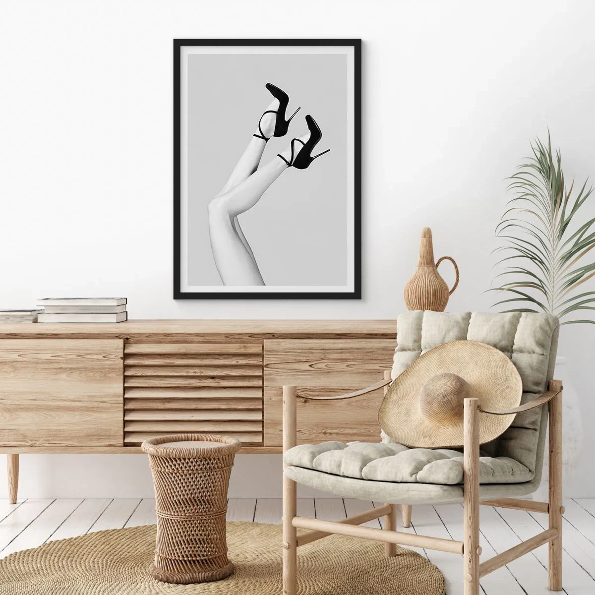 Plakat w czarnej ramie - Stylowe nogi w czarnych szpilkach - 50x70cm - Do góry nogami - Nowoczesna dekoracja ścienna do salonu i sypialni ARTTOR