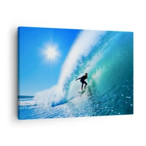 Obraz na płótnie - Surfer na desce pływający wewnątrz potężnej fali pod błękitnym niebem - 70x50cm - Przez wielki błękit - Nowoczesna dekoracja ścienna do salonu i sypialni ARTTOR